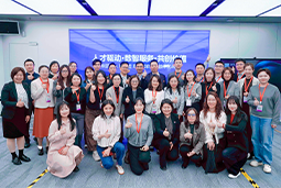 走进标杆现场，共探AI转型——易币付 易币国际携手企业高管参访埃森哲智能运营中心